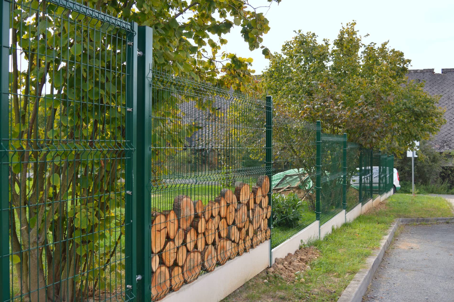 Pletiva Dobrý - Chotíkov - montáž 3D plotových panelů s podhrabovými deskami 3D zelený panel